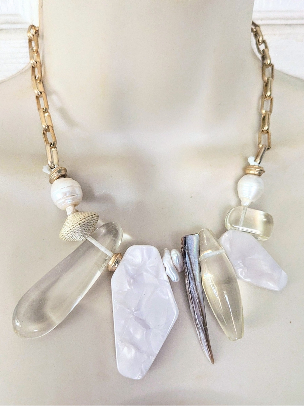 CHICOS Genuine Pearl Shell & Lucite Resort Wear Statement Necklace